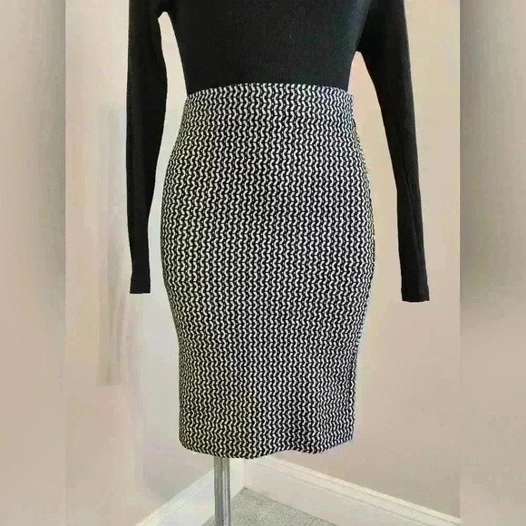 Ann Taylor pattern knit skirt - Picture 4 of 5